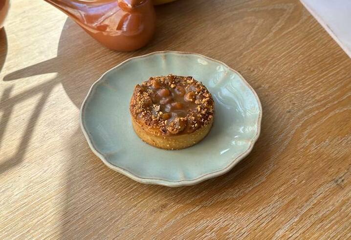 Тарт с орехами, соленой карамелью и крем чиз Тарт с орехами, соленой карамелью и крем чиз